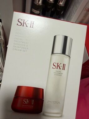 Facial Treatment Essence & Skinpower Cream Set - White & Red